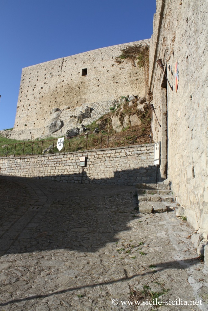 Murs extérieurs du château de Montalbano Elicona