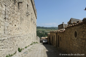 Murs extérieurs du château de Montalbano Elicona