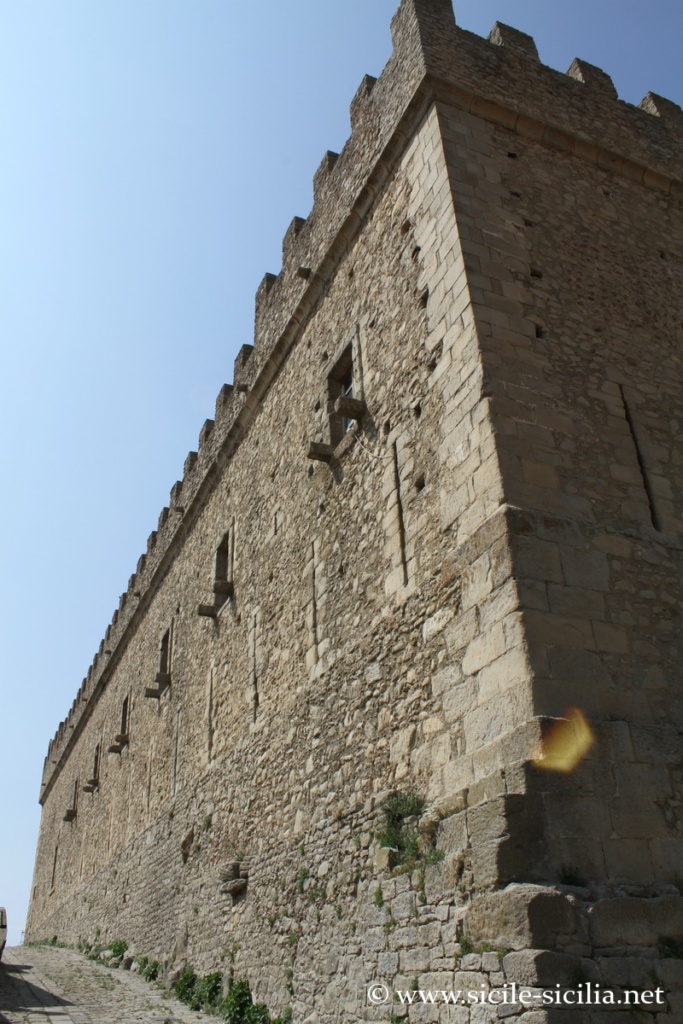 Murs extérieurs du château de Montalbano Elicona