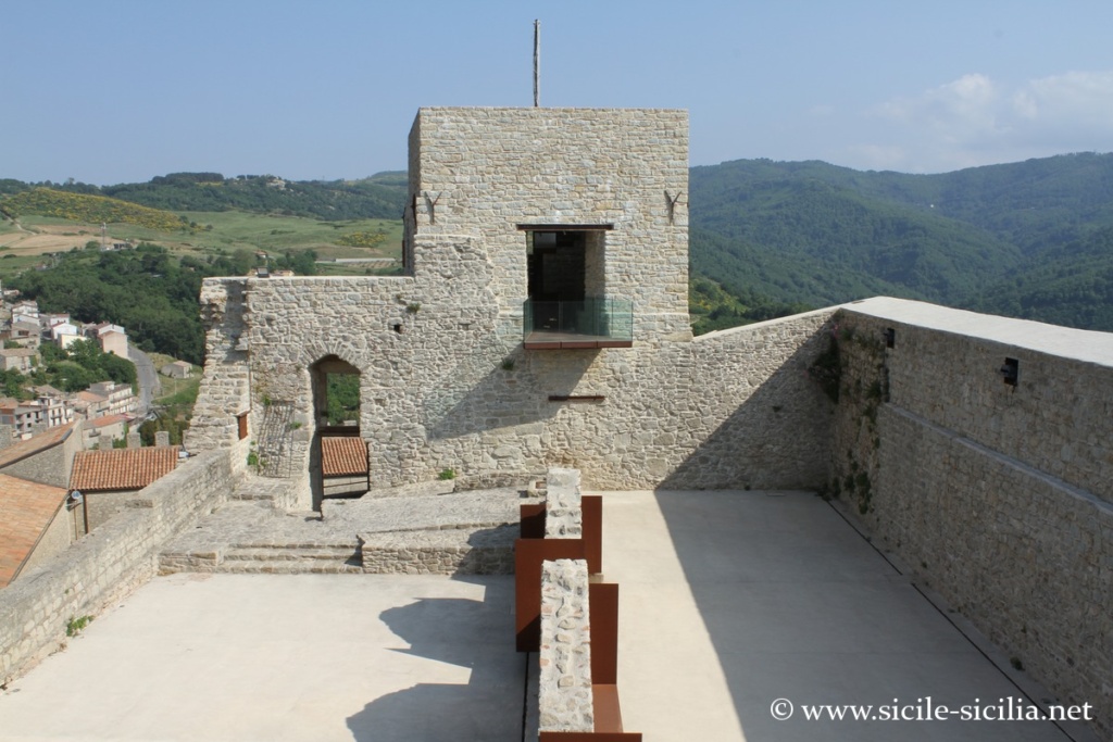 Terrasse du château de Montalbano Elicona