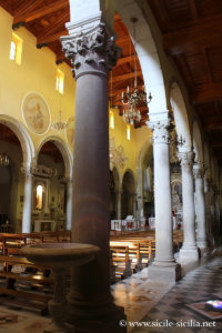 Intérieur du duomo de Montalbano Elicona