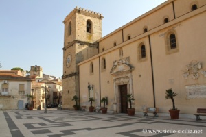 Cathédrale et Piazza delle Aquile à Castroreale en Sicile