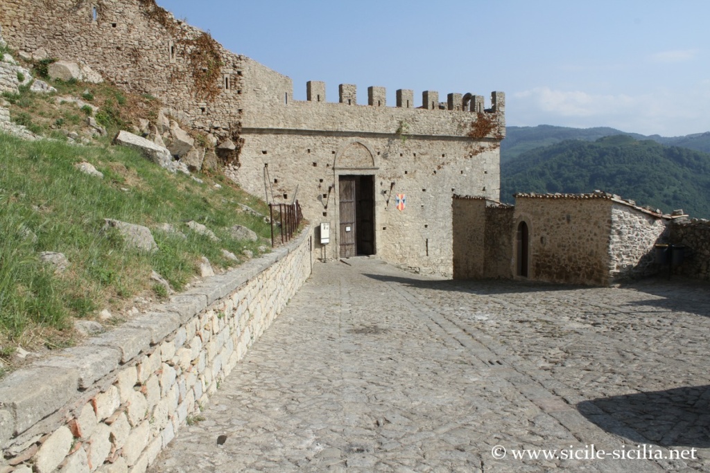 Porte du château de Montalbano Elicona