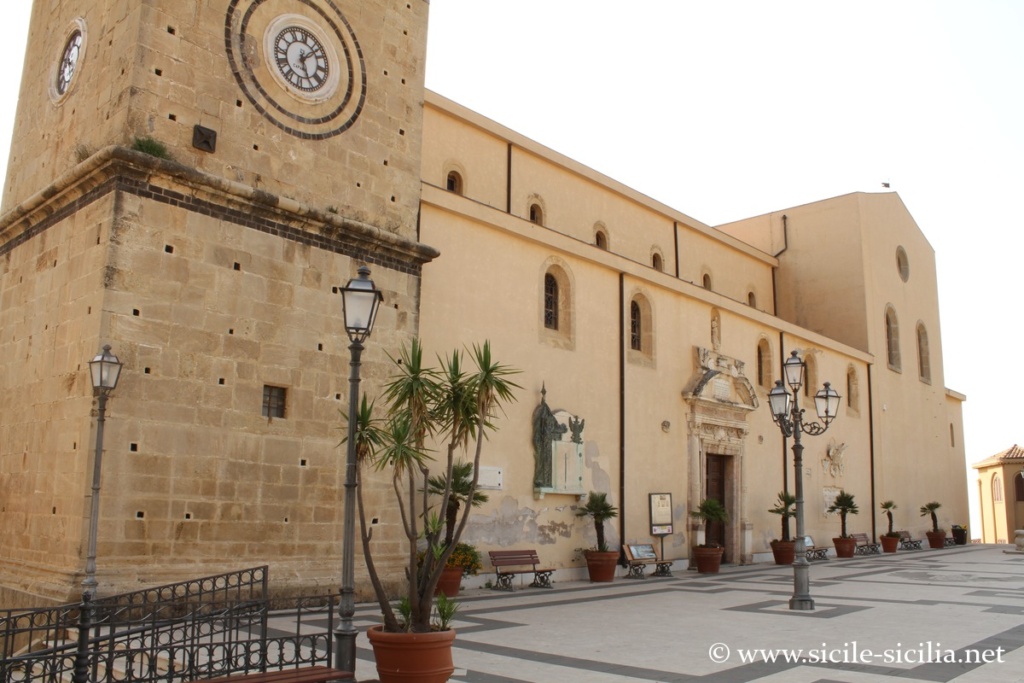 Cathédrale et Piazza delle Aquile de Castroreale