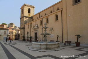 Cathédrale et Piazza delle Aquile de Castroreale