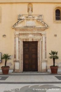 Portail latéral de la cathédrale de Castroreale