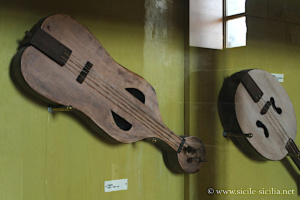 Musée anciens instruments de musique du château de Montalbano Elicona en Sicile