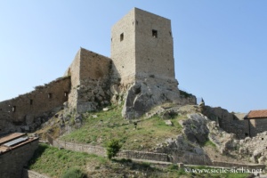 Tour arabo-normande du château de Montalbano en Sicile