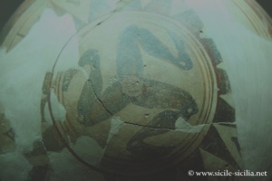 Bol avec triskèle - agrigento-museo-archeologico-bol-triskele-palma-di-montechiaro-204