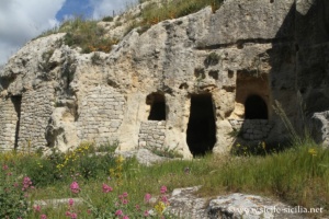 Grotta dei Santi, grotte rupestre et tombes près de Monterosso Almo, Sicile