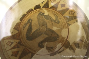 Assiette avec Trinacrie, musée archéologique d'Agrigente