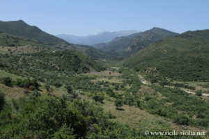 Vue sur la vallée de Pollina vers Borrello, SP52