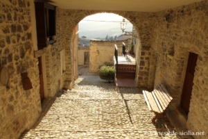 Arc de la Madonna, Palazzo Adriano