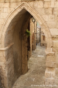 Arc médiéval à Petralia Sottana en Sicile