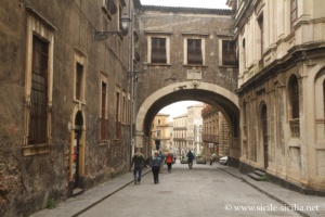 Arc de Saint-Benoit, Via Crociferi, Catane