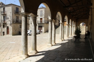 Portique de la Chiesa Madre de Petralia Soprana en Sicile