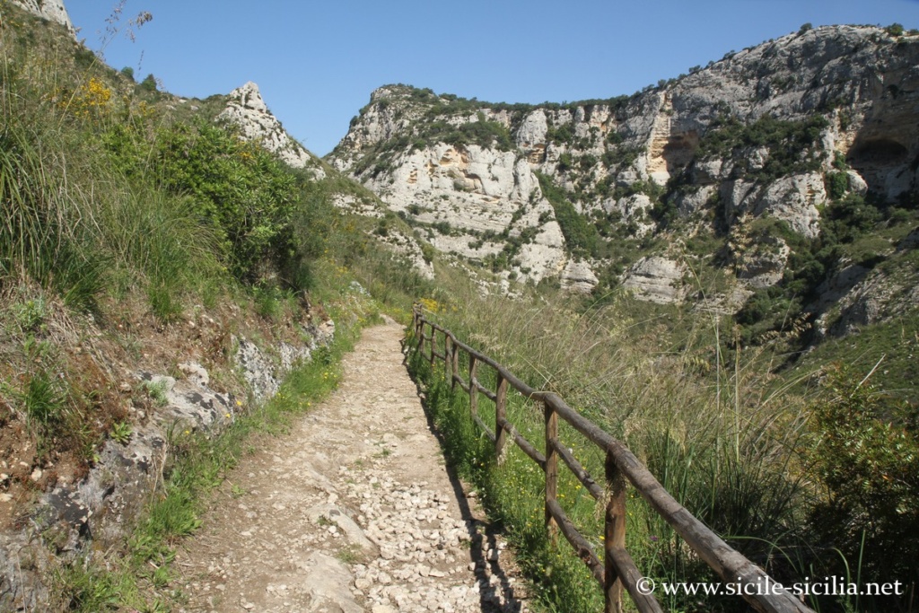 Descente vers les lacs de Cavagrande, Sicile
