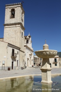 Piazza Umberto I, Palazzo Adriano