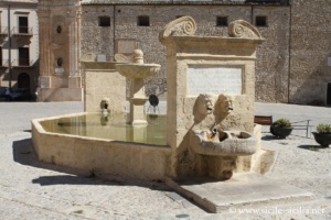 Piazza Umberto I, Palazzo Adriano