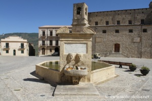 Piazza Umberto I, Palazzo Adriano