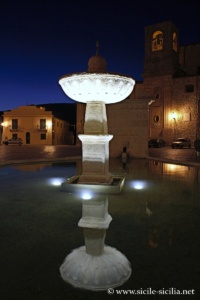 Fontaine Piazza Umberto I, Palazzo Adriano