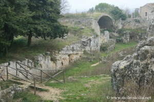 Latomies et nécropole, site archéologique d'Akrai, Palazzolo, Sicile