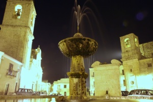 Fontaine Piazza Umberto I, Palazzo Adriano