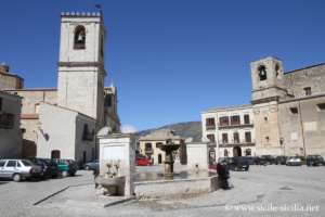 Piazza Umberto I, Palazzo Adriano