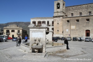 Piazza Umberto I, Palazzo Adriano