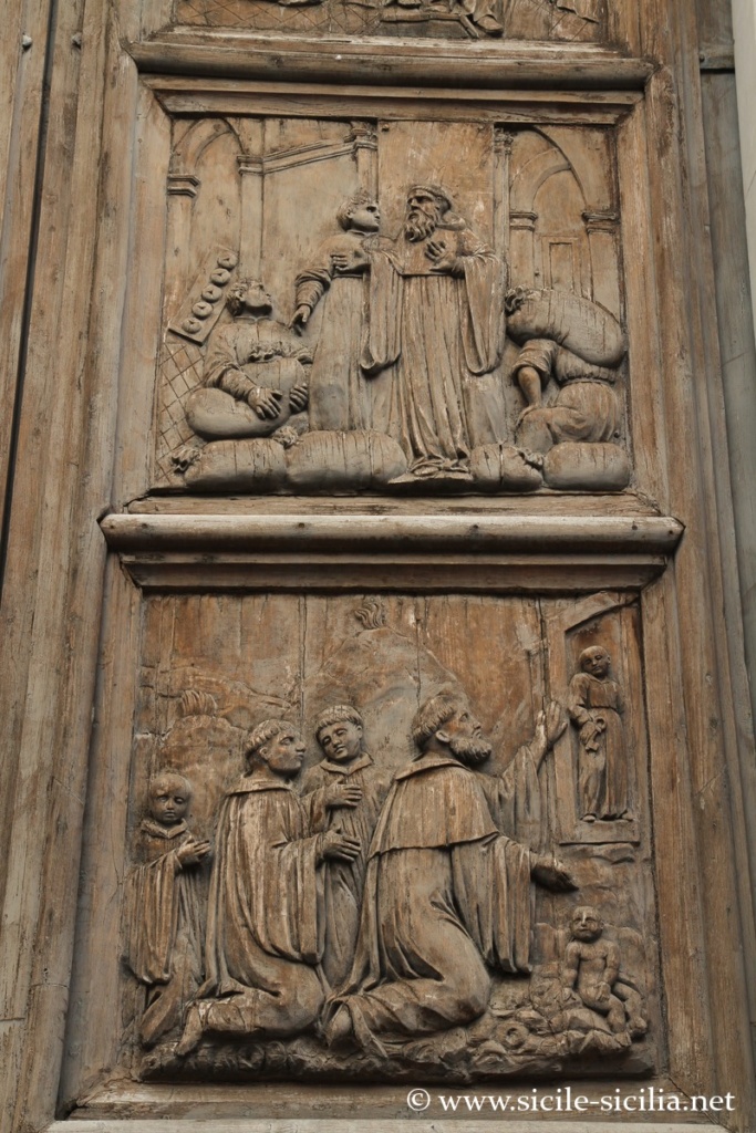 Portail en bois de l'église Saint-Benoit à Catane