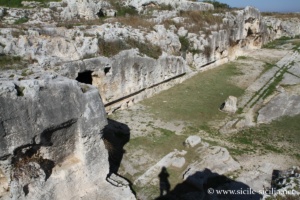 Temple sur la terrasse du théâtre grec de Neapolis, Parc archéologique de Syracuse