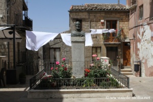 Via MAgento et monument au Frère Umile Pintorno à Petralia Soprana