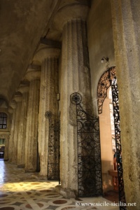 Intérieur, colonnes ioniques, cathédrale de Syracuse
