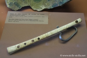 Flute en os médiévale, musée islamique du Palais de la Zisa, Palerme