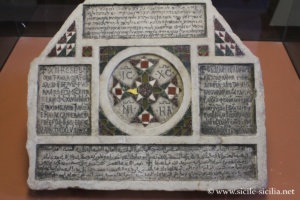 Pierre tombale en quatre langues, musée islamique du Palais de la Zisa, Palerme