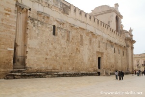 Extérieur de la cathédrale : colonnade du temple d'Athéna, Syracuse