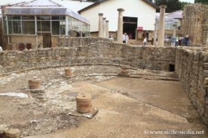 La grande latrine, Villa romaine du Casale Piazza Armerina, Sicile
