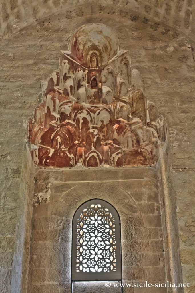 Muqarnas et fenêtre musciarabia du Palais de la Zisa, Palerme