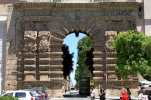 Portes et murs de Palerme