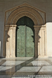 Portail de la cathédrale de Monerale