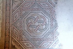 Salle avec mosaïque à étoile