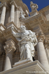 Saint Paul et Sainte Lucie, façade de la cathédrale