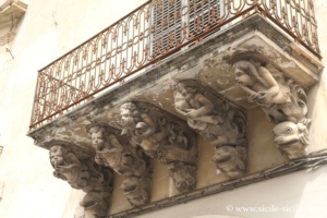 Balcons baroques à Modica Bassa