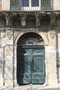 Ruelle autour du château