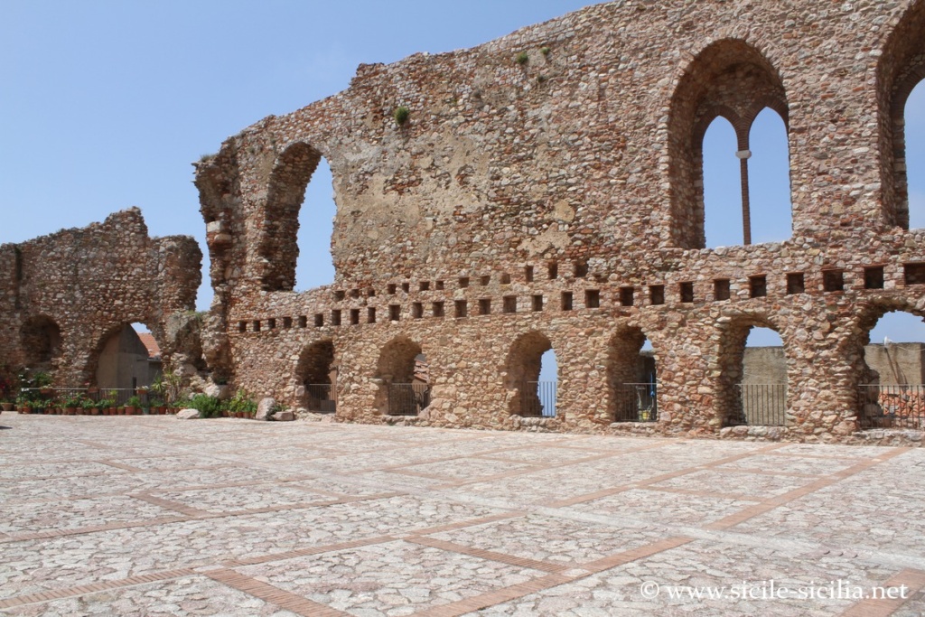 Vestiges du château normand de San Marco d'Alunzio