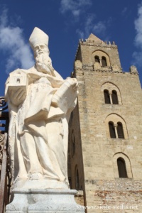 Statue et tour de la cathédrale de Cefalù