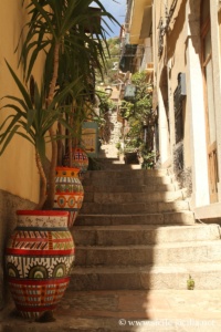 Ruelle, escaliers, centre de Taormine