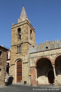 Piazza Margherita et Chiesa Matrice Vecchia à Castelbuono en Sicile