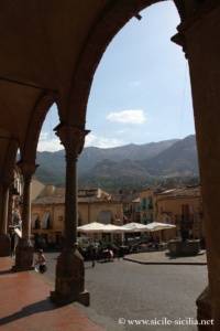 Piazza Margherita et Chiesa Matrice Vecchia à Castelbuono en Sicile