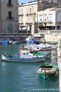 Le petit port de la darse de Syracuse